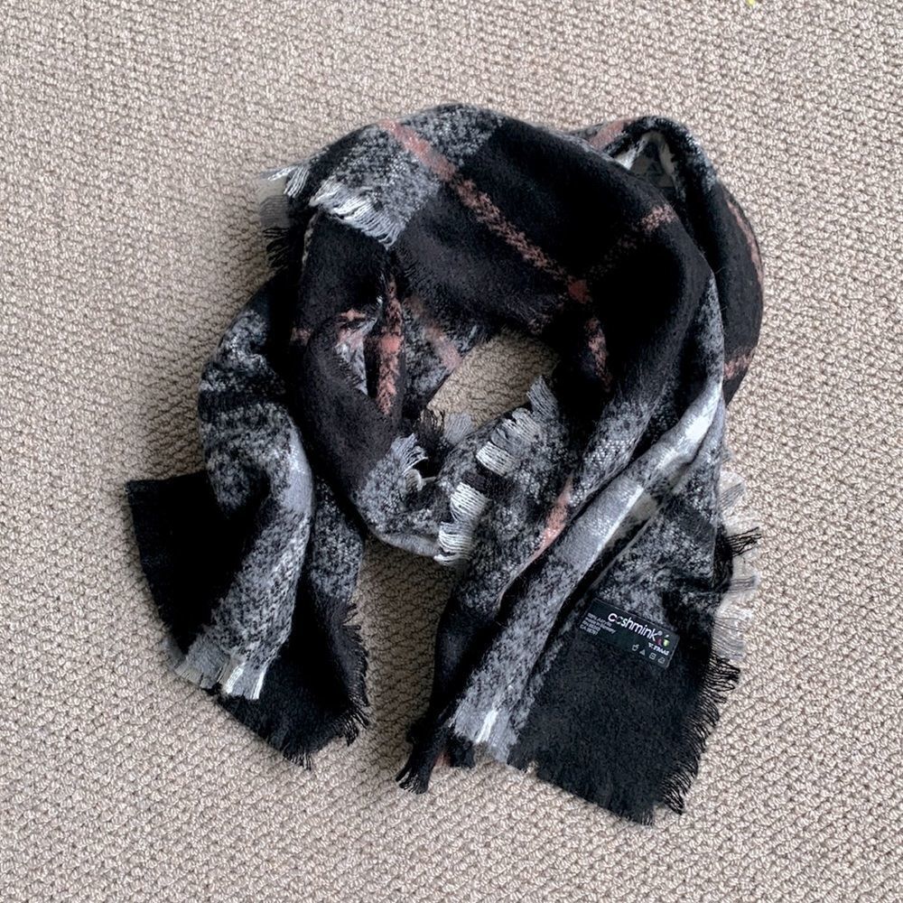 🟢3 for $20 ——-CASHMINK wrap made in Germany black/gray/white plaid fringed